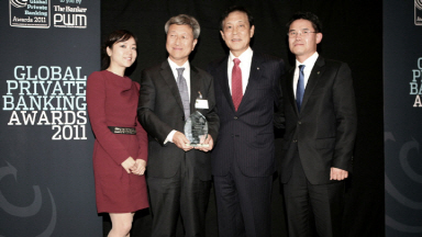 The Banker誌 선정, _Best Private Bank in Korea 수상식에 참여한 임직원들의 모습