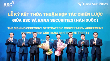하나증권, 베트남 BIDV Securities와 전략적 MOU 체결을 기념하는 하나증권 임직원 이미지